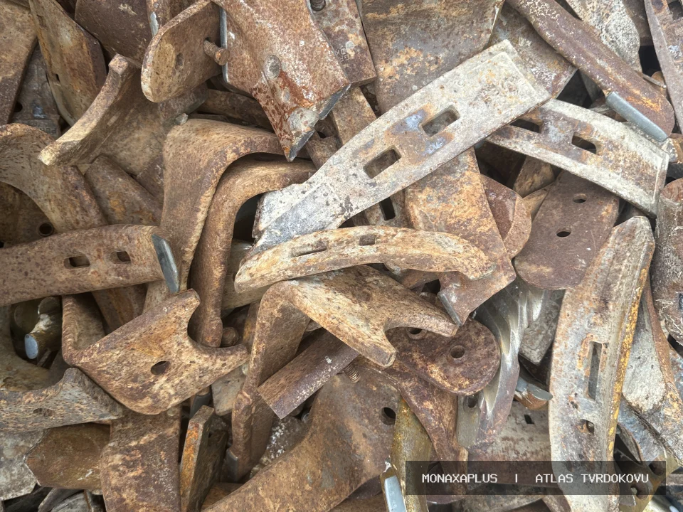 Reálná fotografie: Tvrdokov na ocelovém nosiči – spojené s ocelí. Kategorie Kombinované materiály s tvrdokovem v obrazové databázi tvrdokovu MonaxaPlus.