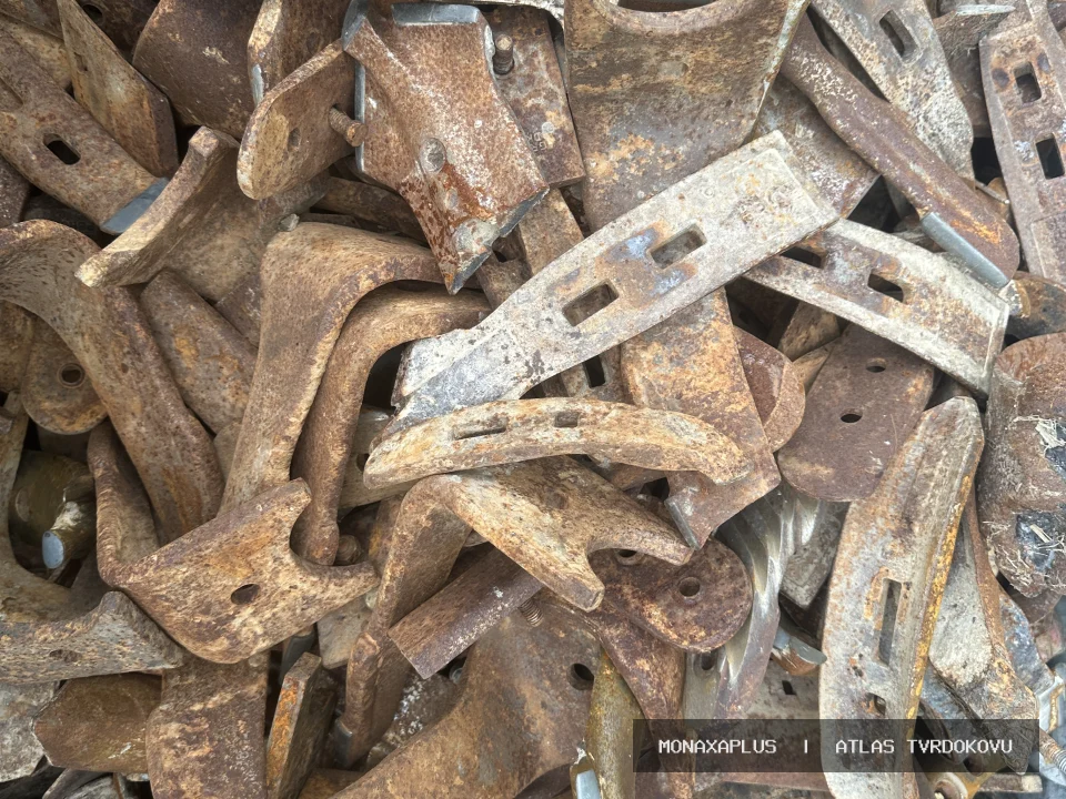 Reálná fotografie: Nástroje s tvrdokovem a železným nosičem. Kategorie Kombinované materiály s tvrdokovem v obrazové databázi tvrdokovu MonaxaPlus.