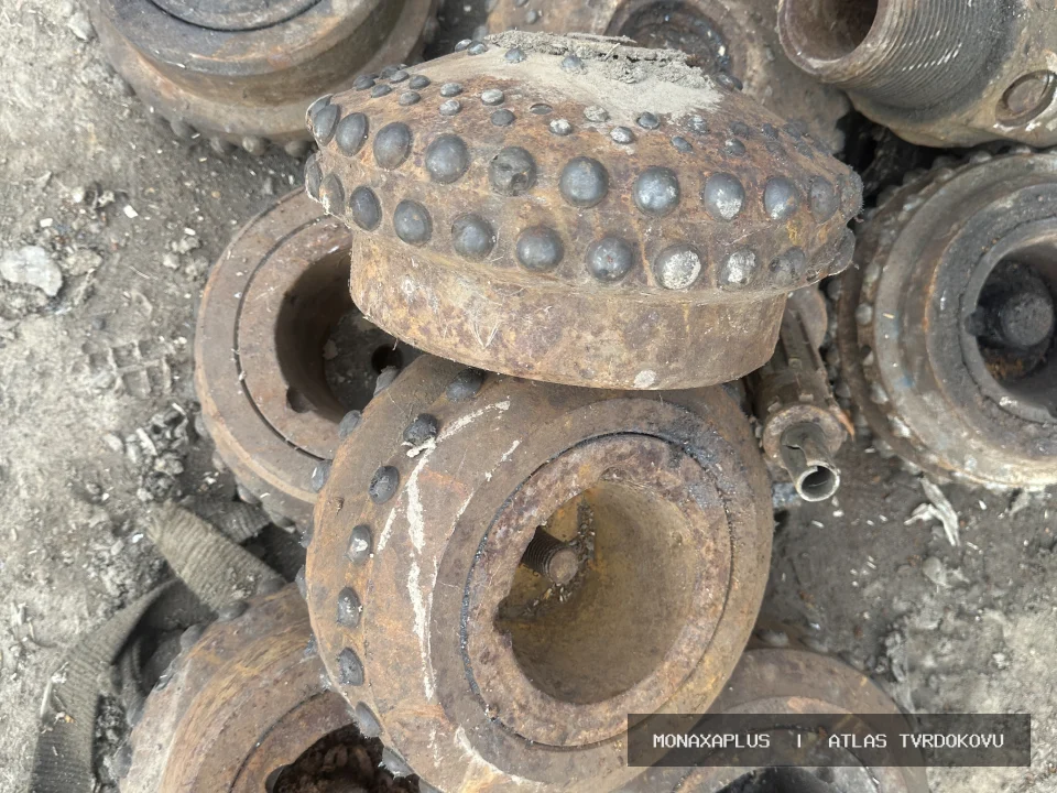 Reálná fotografie: Důlní vrtací nástroje – z kovovýroby. Kategorie Důlní hroty a Drill Heads v obrazové databázi tvrdokovu MonaxaPlus.