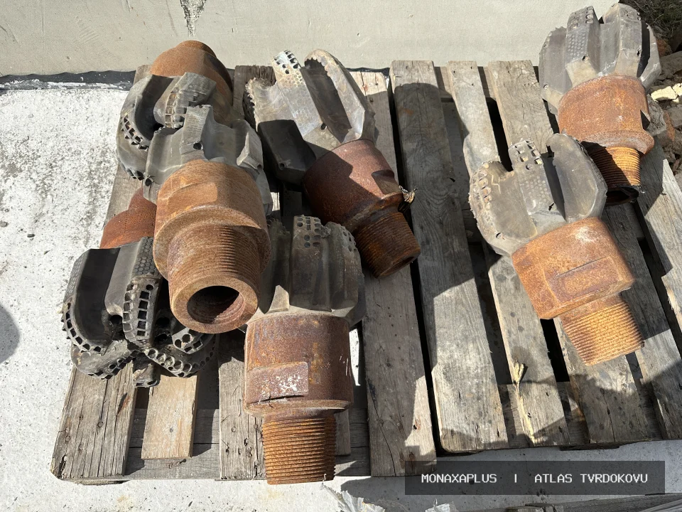 Karbidové zuby razicích strojů na reálné fotografii materiálu v kategorii Důlní hroty a Drill Heads.