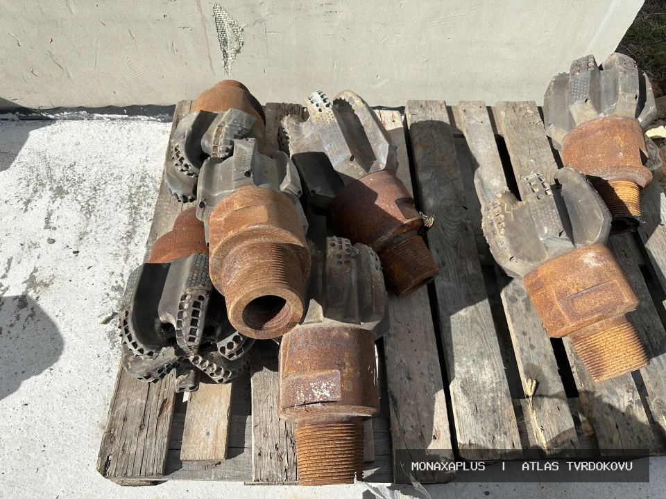 Směs důlních hrotů a hlavic na reálné fotografii materiálu v kategorii Důlní hroty a Drill Heads.
