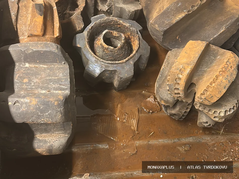 Reálná fotografie: Tvrdokov na ocelovém nosiči – na kovovém nosiči. Kategorie Kombinované materiály s tvrdokovem v obrazové databázi tvrdokovu MonaxaPlus.