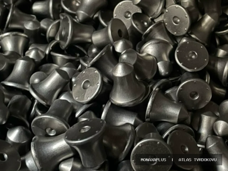 Reálná fotografie: Wolframkarbidový materiál – oddělený od oceli. Kategorie Kusový WC/Co v obrazové databázi tvrdokovu MonaxaPlus.
