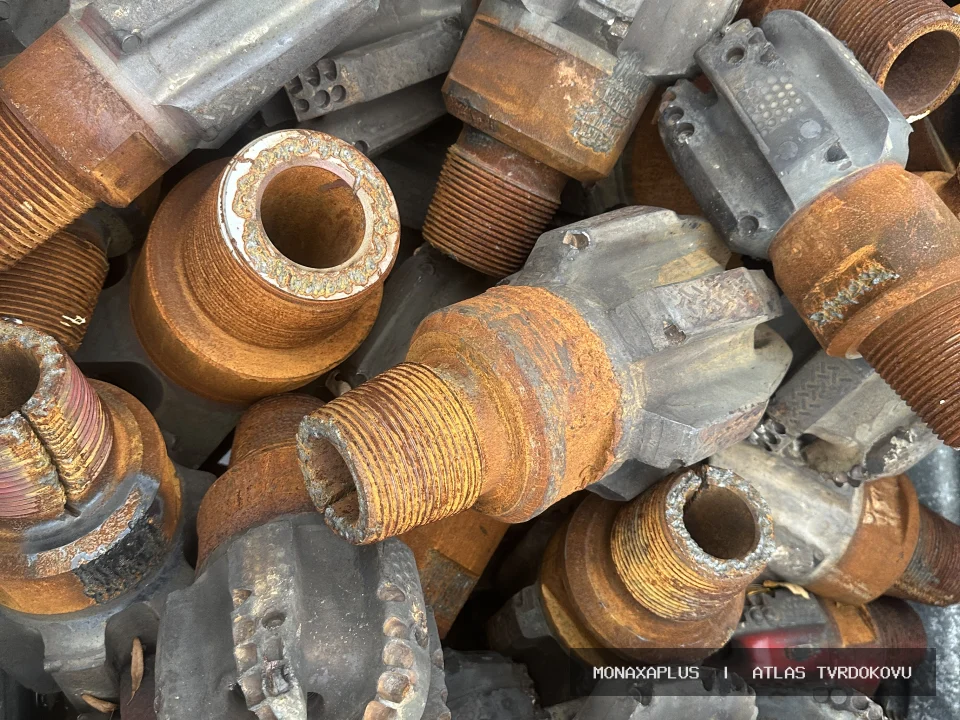 Reálná fotografie: Hroty pro hornictví – z kovovýroby. Kategorie Důlní hroty a Drill Heads v obrazové databázi tvrdokovu MonaxaPlus.
