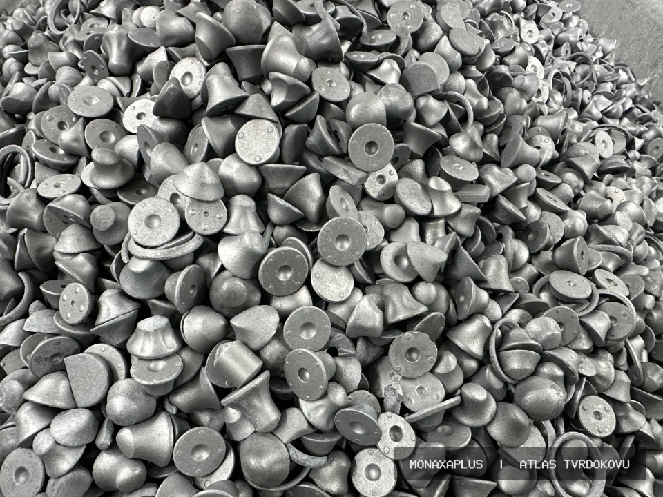 Reálná fotografie: Wolframkarbidový materiál. Kategorie Kusový WC/Co v obrazové databázi tvrdokovu MonaxaPlus.