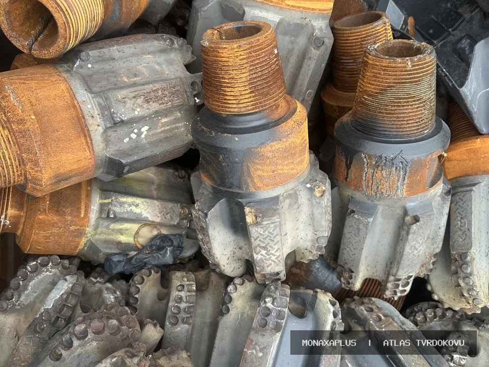 Vrtací hlavice s karbidovými břity – z důlní techniky na reálné fotografii materiálu v kategorii Důlní hroty a Drill Heads.