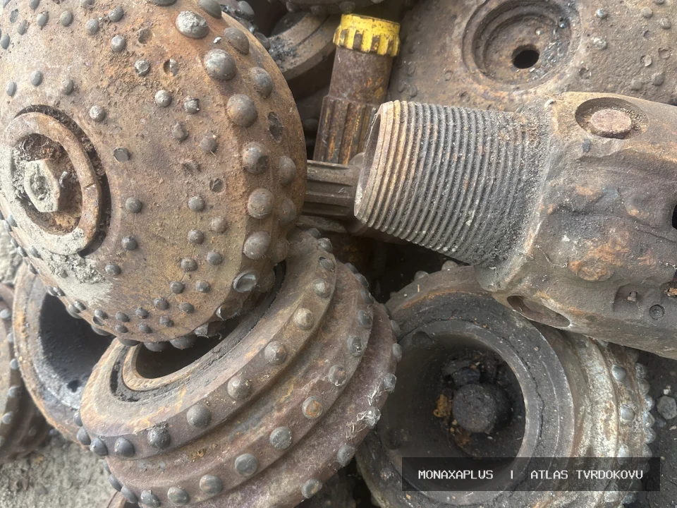 Reálná fotografie: Karbidové důlní zuby. Kategorie Důlní hroty a Drill Heads v obrazové databázi tvrdokovu MonaxaPlus.