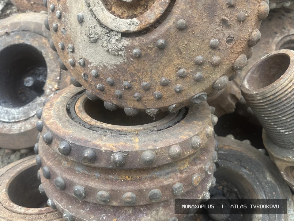Reálná fotografie: Hroty pro hornictví. Kategorie Důlní hroty a Drill Heads v obrazové databázi tvrdokovu MonaxaPlus.