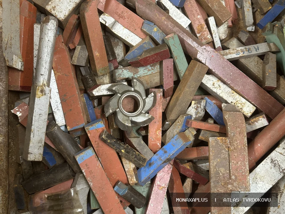 Reálná fotografie: Železné bloky s tvrdokovem – spojené s ocelí. Kategorie Kombinované materiály s tvrdokovem v obrazové databázi tvrdokovu MonaxaPlus.