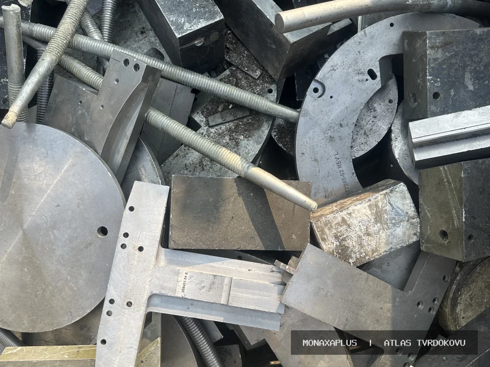 Reálná fotografie: Wolframkarbidový materiál – pro další zpracování. Kategorie Kusový WC/Co v obrazové databázi tvrdokovu MonaxaPlus.