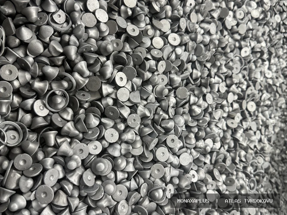 Reálná fotografie: Wolframkarbidový materiál – kusový materiál. Kategorie Kusový WC/Co v obrazové databázi tvrdokovu MonaxaPlus.