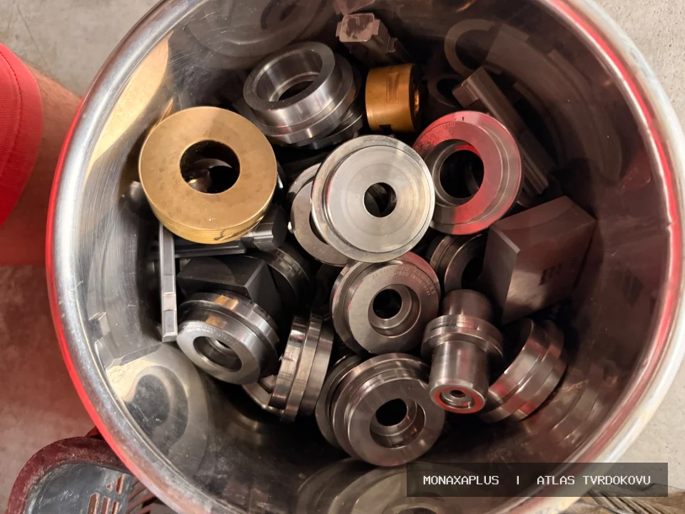 Reálná fotografie: Důlní hlavice s tvrdokovem a ocelí – spojené s ocelí. Kategorie Kombinované materiály s tvrdokovem v obrazové databázi tvrdokovu MonaxaPlus.