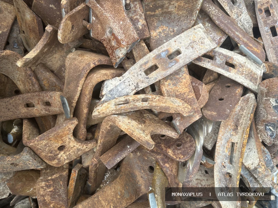Reálná fotografie: Kompozitní díly s karbidem wolframu. Kategorie Kombinované materiály s tvrdokovem v obrazové databázi tvrdokovu MonaxaPlus.