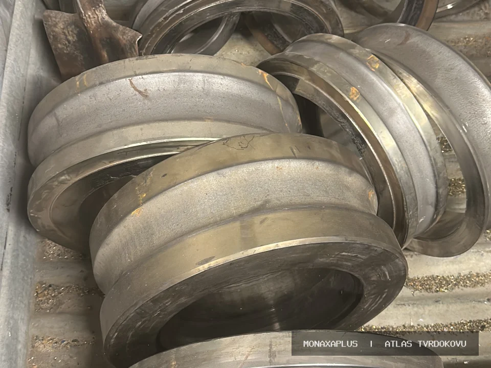 Reálná fotografie: Kombinované materiály s tvrdokovem – na kovovém nosiči. Kategorie Kombinované materiály s tvrdokovem v obrazové databázi tvrdokovu MonaxaPlus.