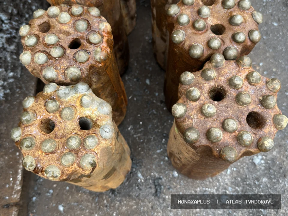 Vrtací hlavy s tvrdokovem – z důlní techniky na reálné fotografii materiálu v kategorii Důlní hroty a Drill Heads.