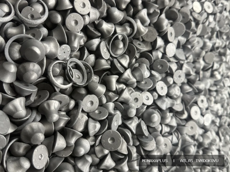 Reálná fotografie: Kusy slinutého karbidu – kusový materiál. Kategorie Kusový WC/Co v obrazové databázi tvrdokovu MonaxaPlus.