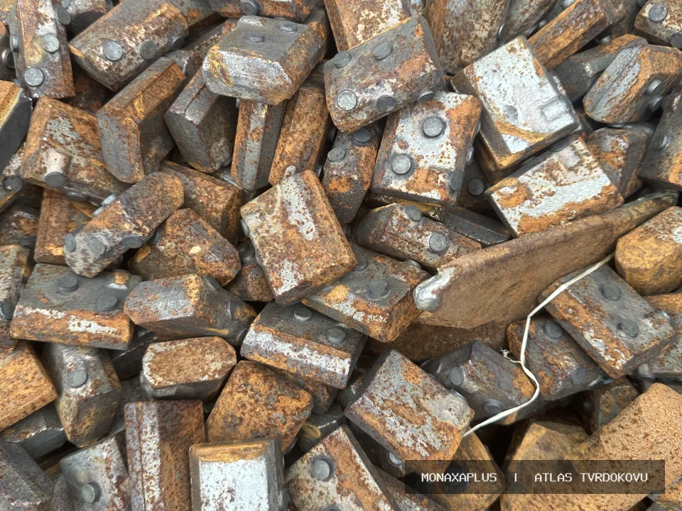 Reálná fotografie: Technické díly s tvrdokovem. Kategorie Kombinované materiály s tvrdokovem v obrazové databázi tvrdokovu MonaxaPlus.
