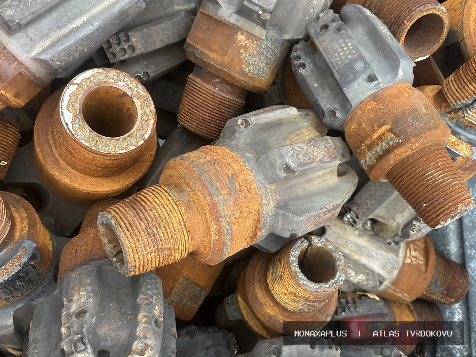 Reálná fotografie: Důlní frézovací zuby – z kovovýroby. Kategorie Důlní hroty a Drill Heads v obrazové databázi tvrdokovu MonaxaPlus.