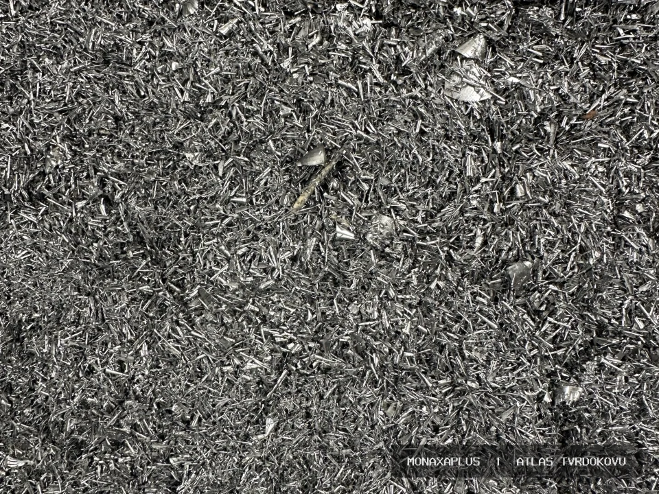 Reálná fotografie: Třísky karbidu wolframu. Kategorie Tvrdokovové třísky v obrazové databázi tvrdokovu MonaxaPlus.