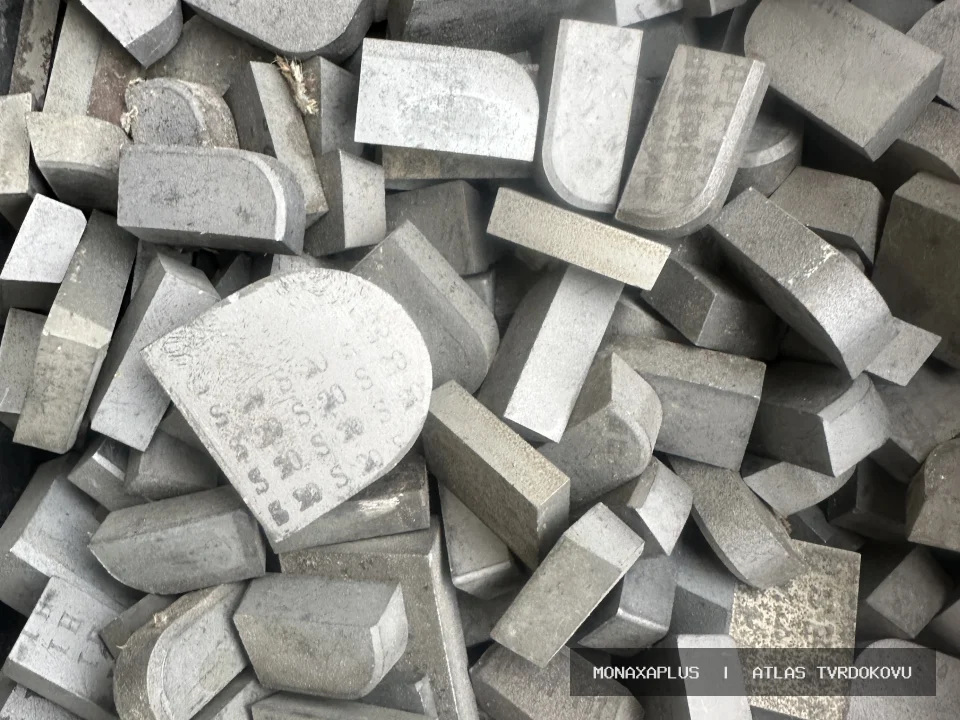 Reálná fotografie: Wolframkarbidový materiál – ze slinutého karbidu. Kategorie Kusový WC/Co v obrazové databázi tvrdokovu MonaxaPlus.
