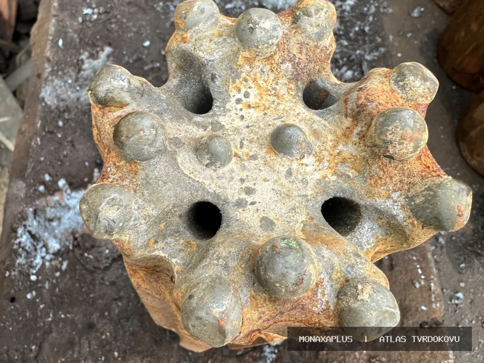 Tvrdokovové vrtací korunky – z důlní techniky na reálné fotografii materiálu v kategorii Důlní hroty a Drill Heads.