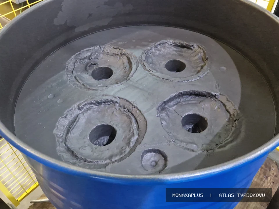 Reálná fotografie: Kaly z broušení karbidu. Kategorie Kaly, prachy a filtry v obrazové databázi tvrdokovu MonaxaPlus.