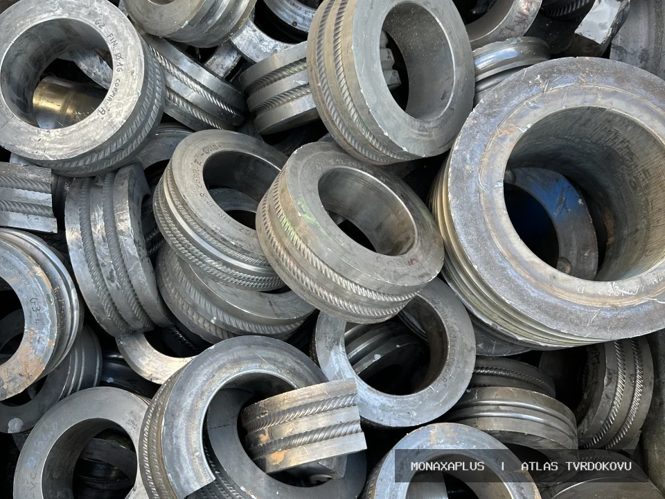 Směs karbidových válcovacích kroužků na reálné fotografii materiálu v kategorii Morgan Rolls.