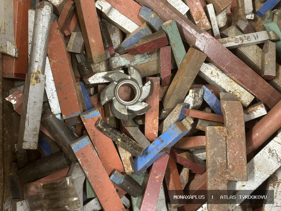 Reálná fotografie: Pájený tvrdokov na nosičích – spojené s ocelí. Kategorie Kombinované materiály s tvrdokovem v obrazové databázi tvrdokovu MonaxaPlus.