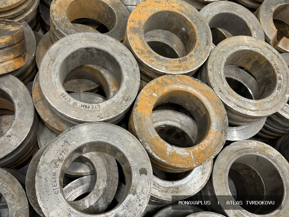 Použité válcovací kroužky na reálné fotografii materiálu v kategorii Morgan Rolls.