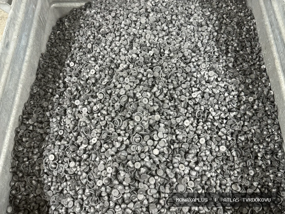 Reálná fotografie: Slinutý karbid wolframu – kusový materiál. Kategorie Kusový WC/Co v obrazové databázi tvrdokovu MonaxaPlus.