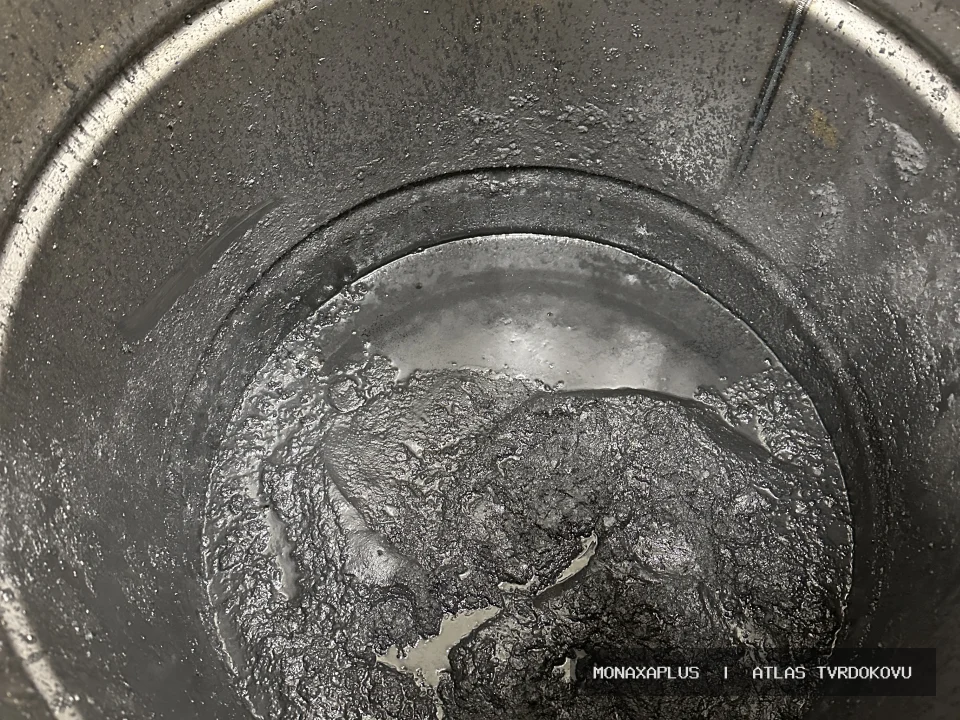 Reálná fotografie: Brusný kal s wolframem – pro CNC obrábění. Kategorie Kaly, prachy a filtry v obrazové databázi tvrdokovu MonaxaPlus.