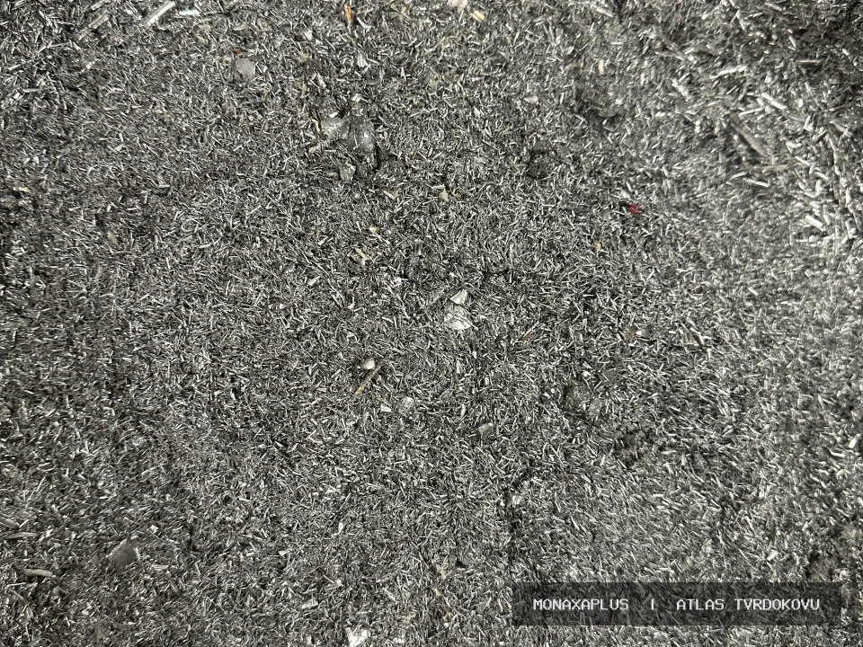 Reálná fotografie: Sypký WC Co materiál. Kategorie Tvrdokovové třísky v obrazové databázi tvrdokovu MonaxaPlus.