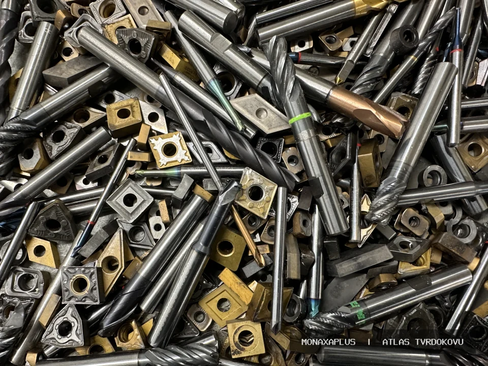 Reálná fotografie: VBD destičky s tvrdokovovými vrtáky. Kategorie Mix plátky a vrtáky v obrazové databázi tvrdokovu MonaxaPlus.