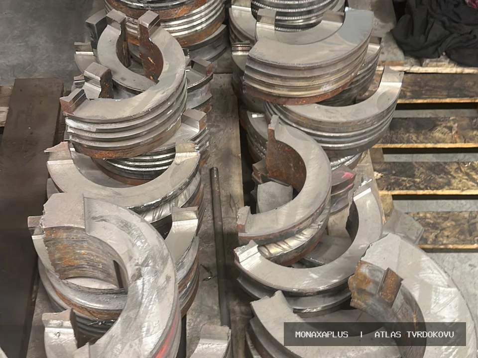 Reálná fotografie: Nástroje s tvrdokovem a železným nosičem – spojené s ocelí. Kategorie Kombinované materiály s tvrdokovem v obrazové databázi tvrdokovu MonaxaPlus.