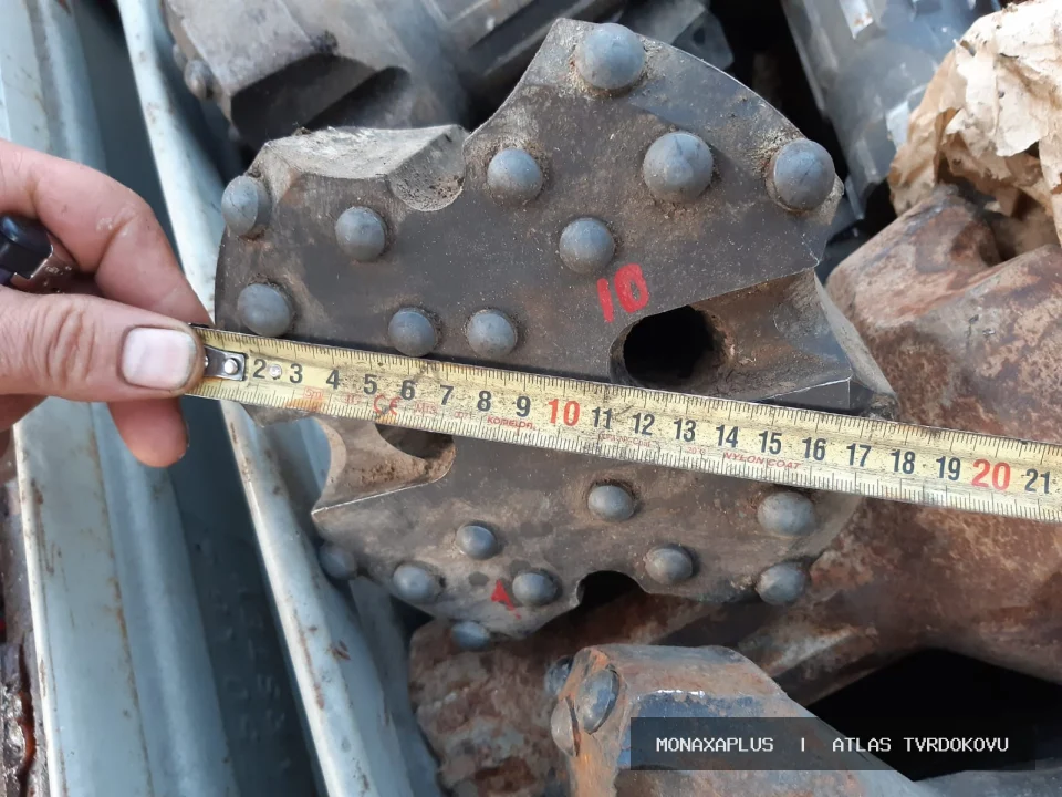 Vrtací hlavice s karbidovými břity na reálné fotografii materiálu v kategorii Důlní hroty a Drill Heads.