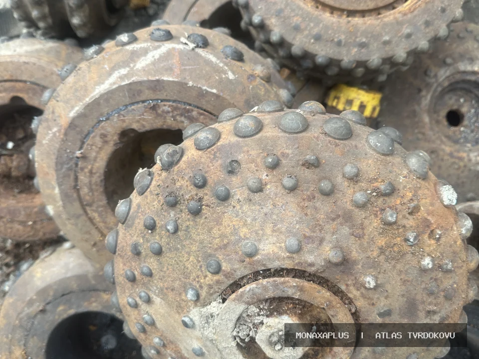 Reálná fotografie: Vrtací hlavy s tvrdokovem. Kategorie Důlní hroty a Drill Heads v obrazové databázi tvrdokovu MonaxaPlus.