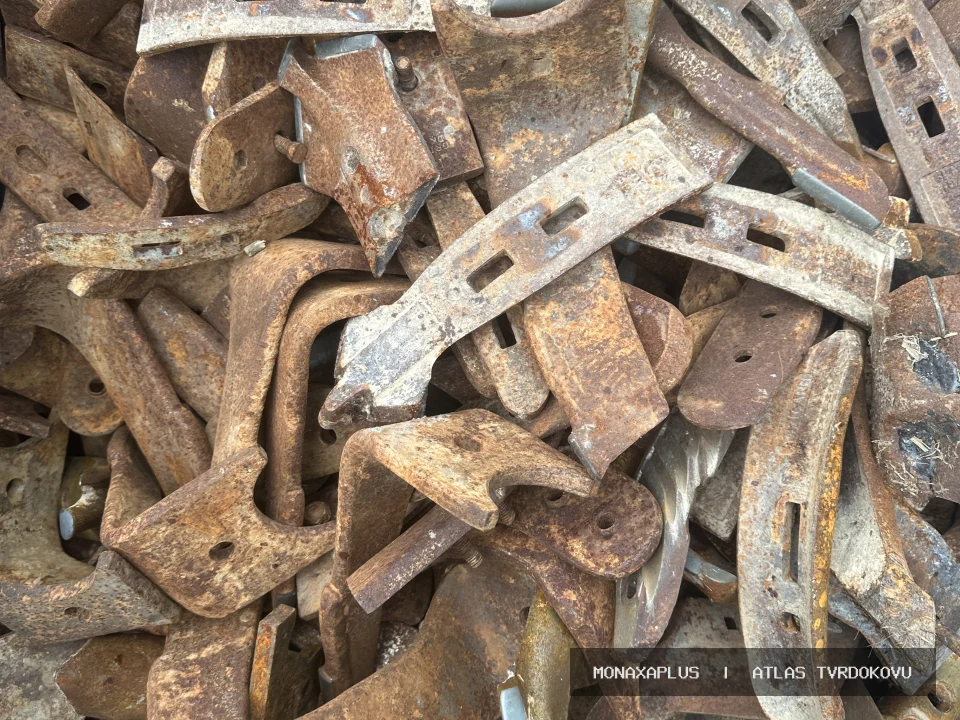 Reálná fotografie: Kombinované materiály s tvrdokovem – spojené s ocelí. Kategorie Kombinované materiály s tvrdokovem v obrazové databázi tvrdokovu MonaxaPlus.
