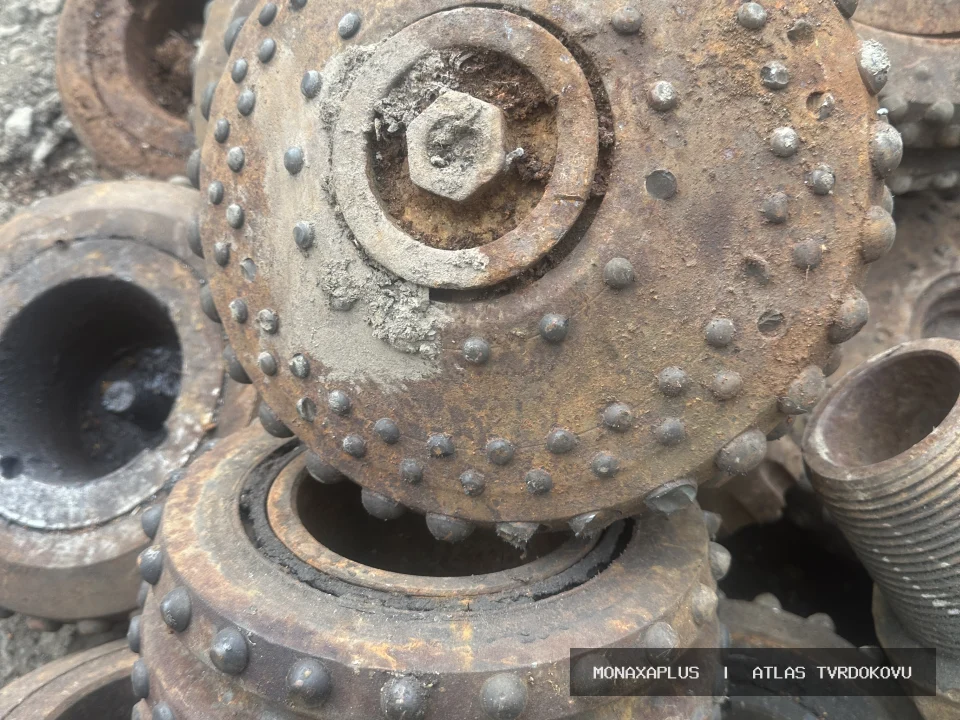 Reálná fotografie: Důlní vrtací nástroje. Kategorie Důlní hroty a Drill Heads v obrazové databázi tvrdokovu MonaxaPlus.