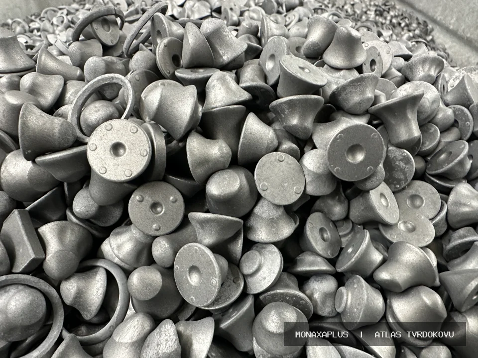 Reálná fotografie: Technický tvrdokov – kusový materiál. Kategorie Kusový WC/Co v obrazové databázi tvrdokovu MonaxaPlus.