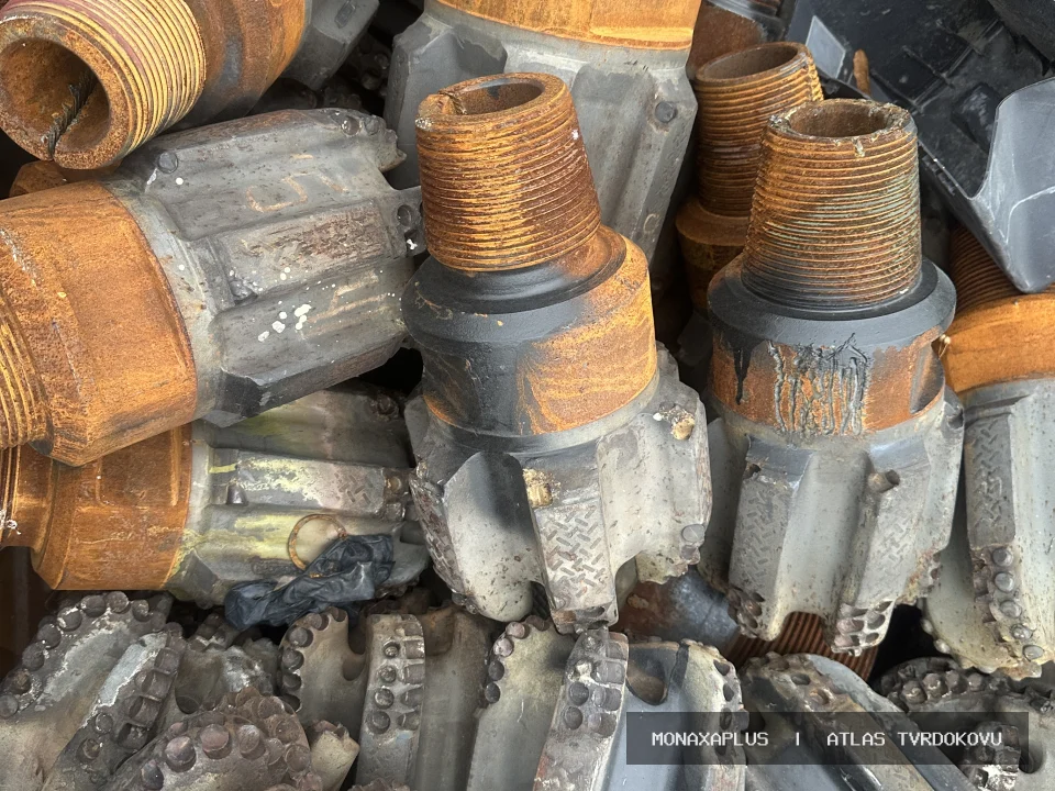 Reálná fotografie: Tvrdokovové vrtací korunky – z kovovýroby. Kategorie Důlní hroty a Drill Heads v obrazové databázi tvrdokovu MonaxaPlus.