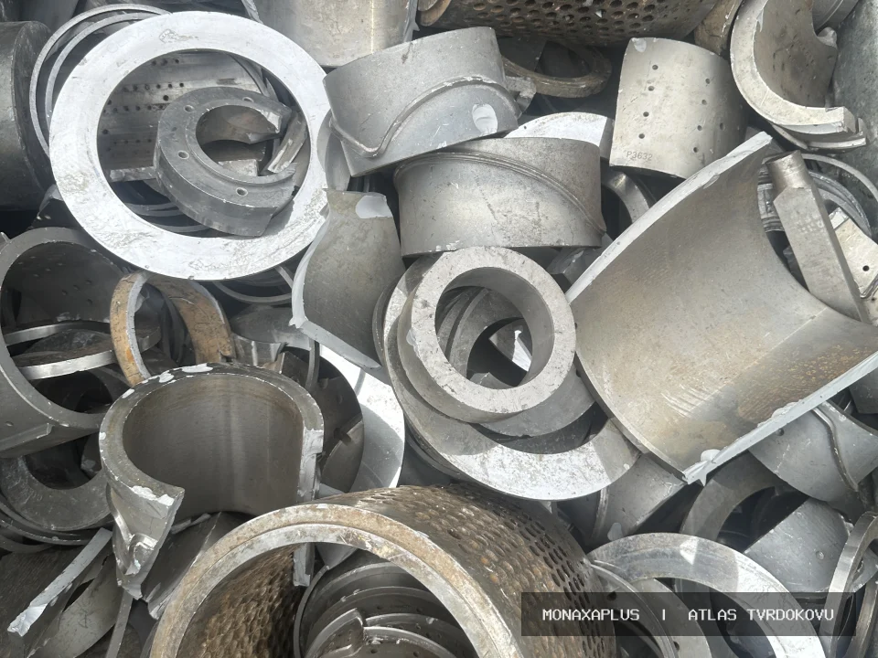 Reálná fotografie: Kusy slinutého karbidu – k recyklaci. Kategorie Kusový WC/Co v obrazové databázi tvrdokovu MonaxaPlus.