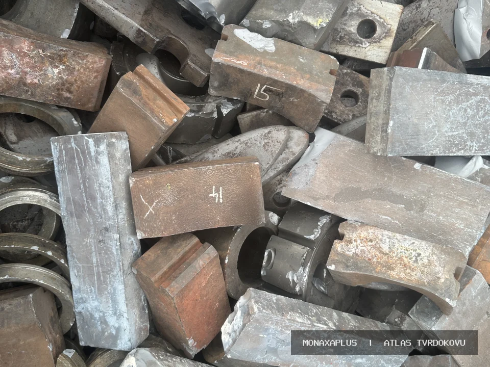 Reálná fotografie: Karbidové polotovary – k recyklaci. Kategorie Kusový WC/Co v obrazové databázi tvrdokovu MonaxaPlus.