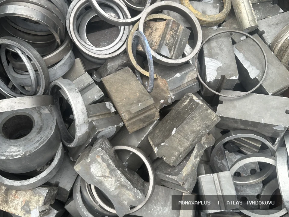 Reálná fotografie: Wolframkarbidový materiál – k recyklaci. Kategorie Kusový WC/Co v obrazové databázi tvrdokovu MonaxaPlus.