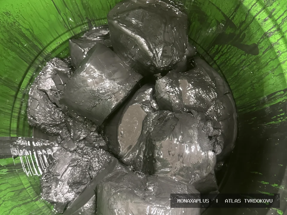Brusné kaly ze slinutého karbidu na reálné fotografii materiálu v kategorii Kaly, prachy a filtry.