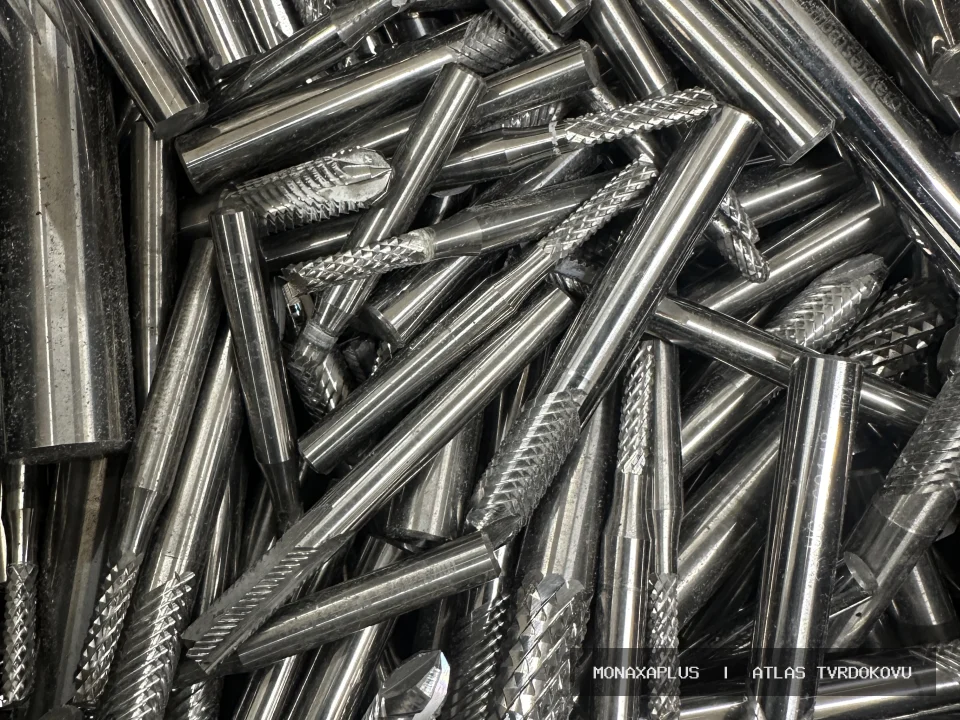 Celokarbidové vrtáky na reálné fotografii materiálu v kategorii Tvrdokovové vrtáky a frézy.