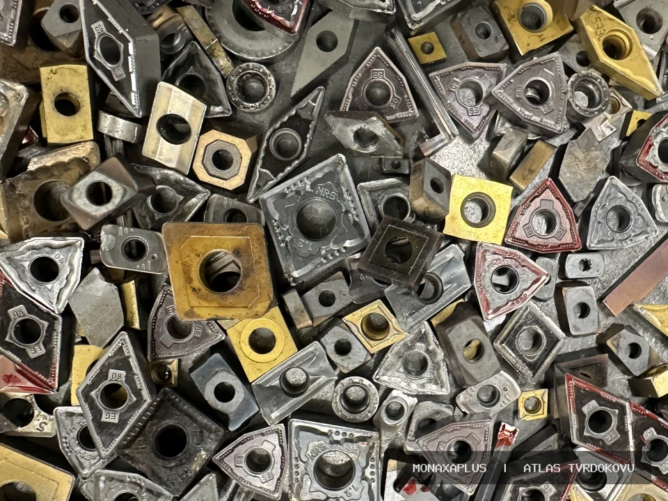 CNC břitové destičky na reálné fotografii materiálu v kategorii VBD, SK a TK plátky.