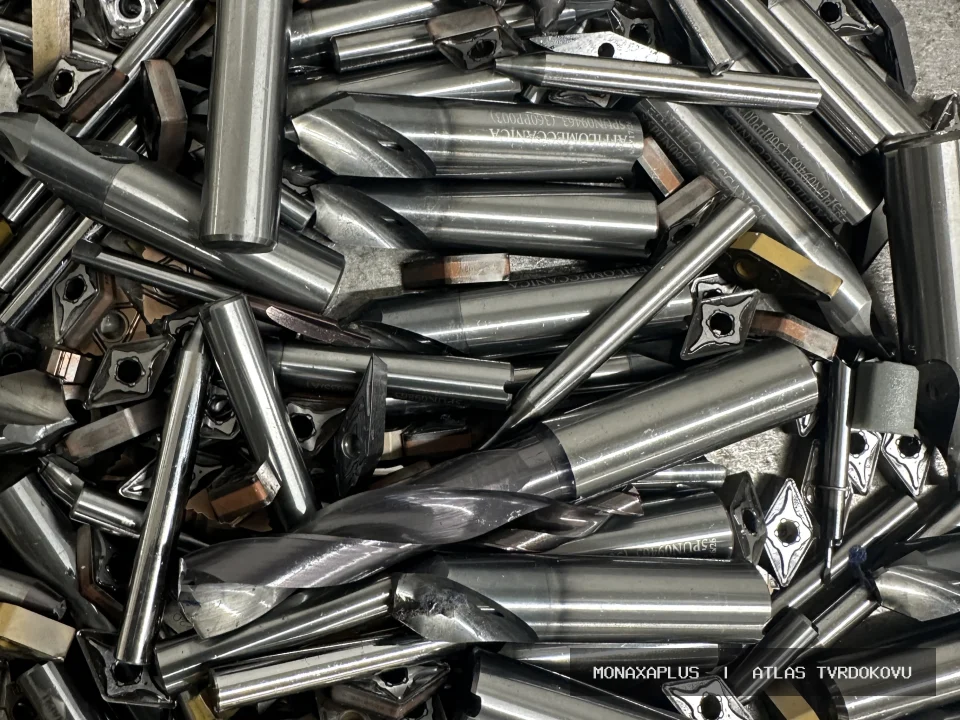 CNC nástroje ze slinutého karbidu – pro CNC obrábění na reálné fotografii materiálu v kategorii Mix plátky a vrtáky.