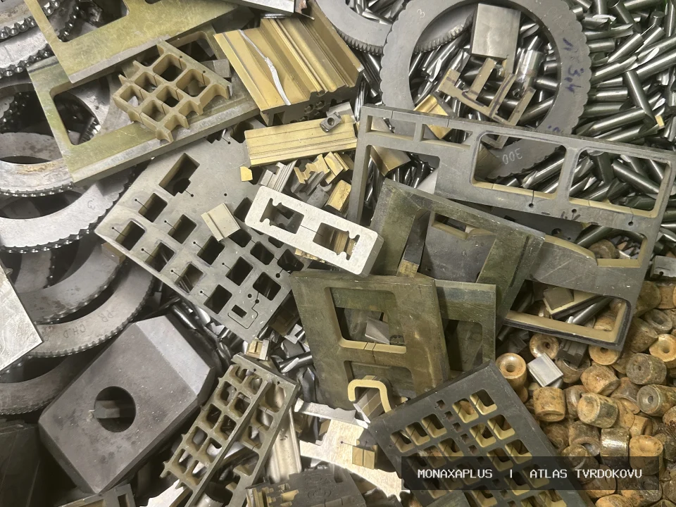 Fragmenty tvrdokovu – kusový materiál na reálné fotografii materiálu v kategorii Kusový WC/Co.