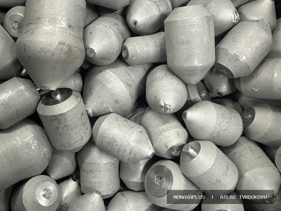 Jemný wolframový drát na reálné fotografii materiálu v kategorii Wolframové spirály a dráty.