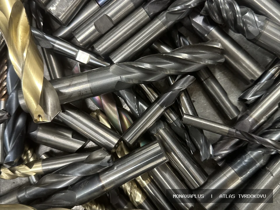 Karbidové frézy – pro CNC obrábění na reálné fotografii materiálu v kategorii Tvrdokovové vrtáky a frézy.